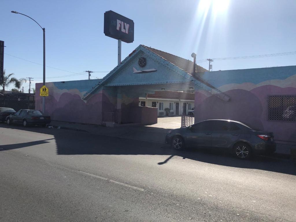 The Fly Inn Motel - image 3