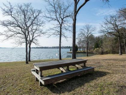 180 Degree View of Cedar Creek Lake! - image 13