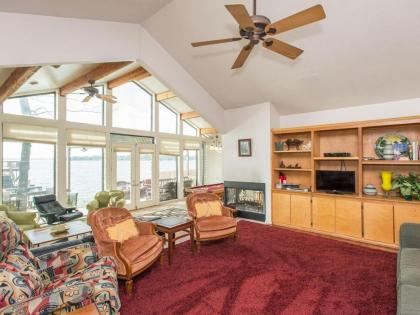 180 Degree View of Cedar Creek Lake! - image 8