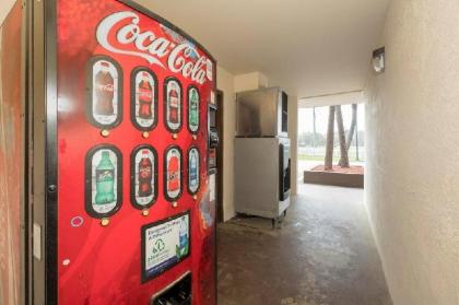 Econo Lodge - image 3