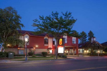 Super 8 Beachfront by Wyndham Mackinaw City MI - image 2