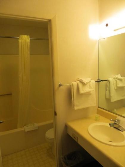 Waterfront Inn Mackinaw City - image 10