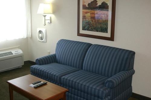 Candlewood Suites Macon - image 2