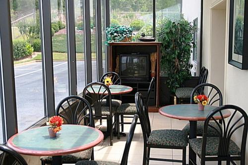 Regency Inn & Suites - main image