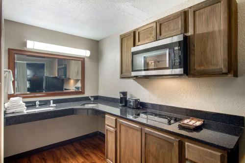 Suburban Extended Stay Hotel - image 3