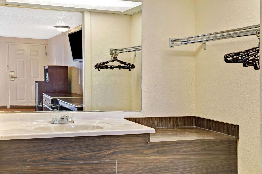 Knights Inn Madison Heights - main image