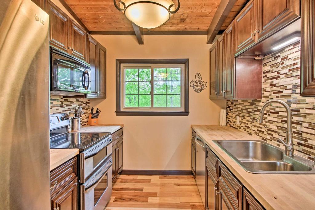 Home with Sunroom - 10-Min Walk to Boulder Beach - main image