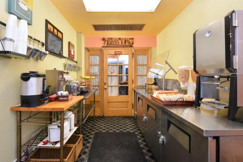 Americas Best Value Inn Mayflower - image 4