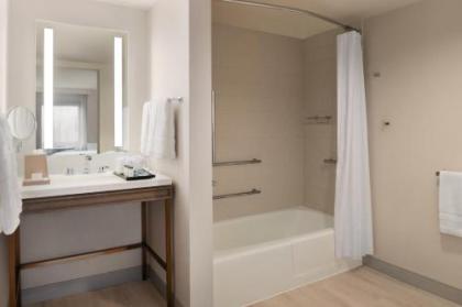 Sheraton Madison Hotel - image 3