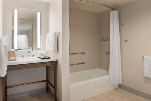 Sheraton Madison Hotel - image 3