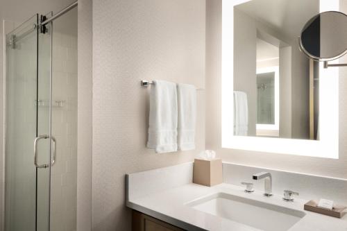 Sheraton Madison Hotel - image 5
