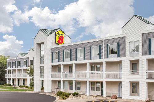 Super 8 by Wyndham Madison East - main image