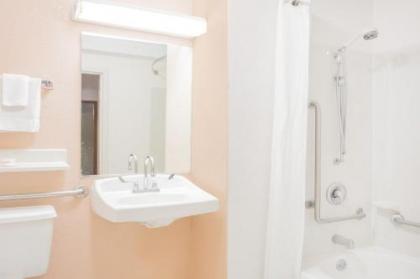 Super 8 by Wyndham Madison East - image 2