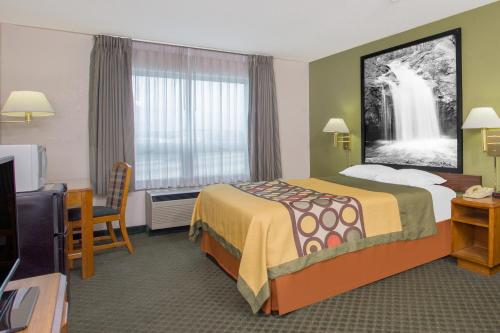 Super 8 by Wyndham Madison East - image 3