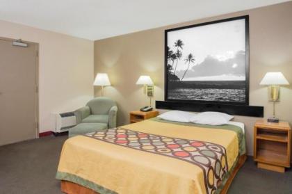 Super 8 by Wyndham Madison East - image 4