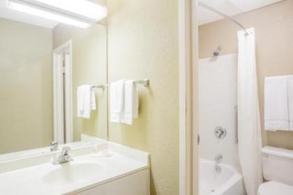 Super 8 by Wyndham Madison East - image 5