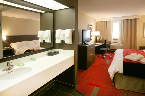 Radisson Hotel Madison - image 4