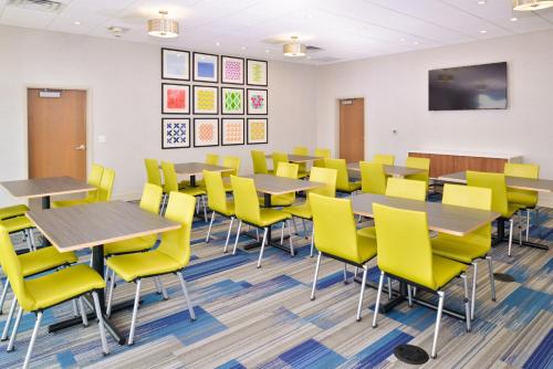 Holiday Inn Express & Suites Madison an IHG Hotel - image 4
