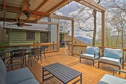 Serene mountain mist Retreat with Deck and Hot tub maggie Valley North Carolina