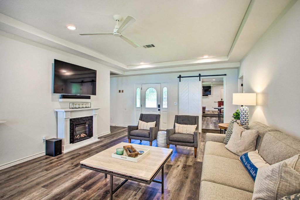 Cedar Creek Lakefront Home Game Room and Dock! - image 4