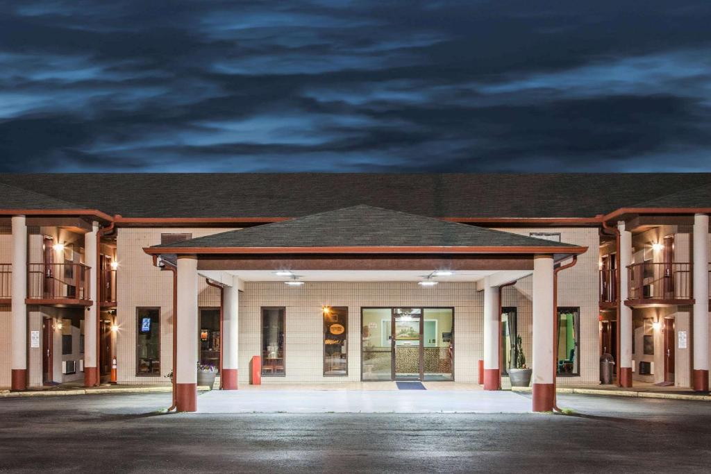Super 8 by Wyndham Malvern - main image
