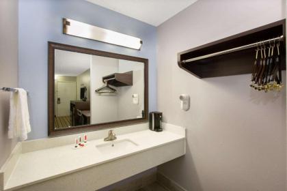 Super 8 by Wyndham Malvern - image 11