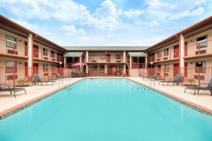 Super 8 by Wyndham Malvern - image 13