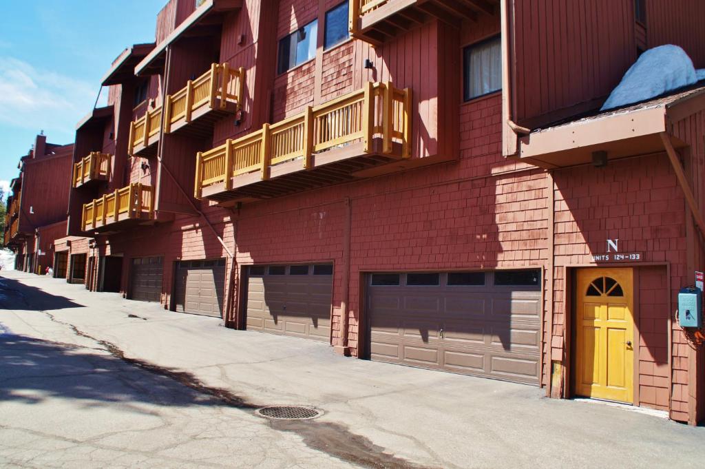 Mammoth Ski In Ski Out Retreat #381 - image 3