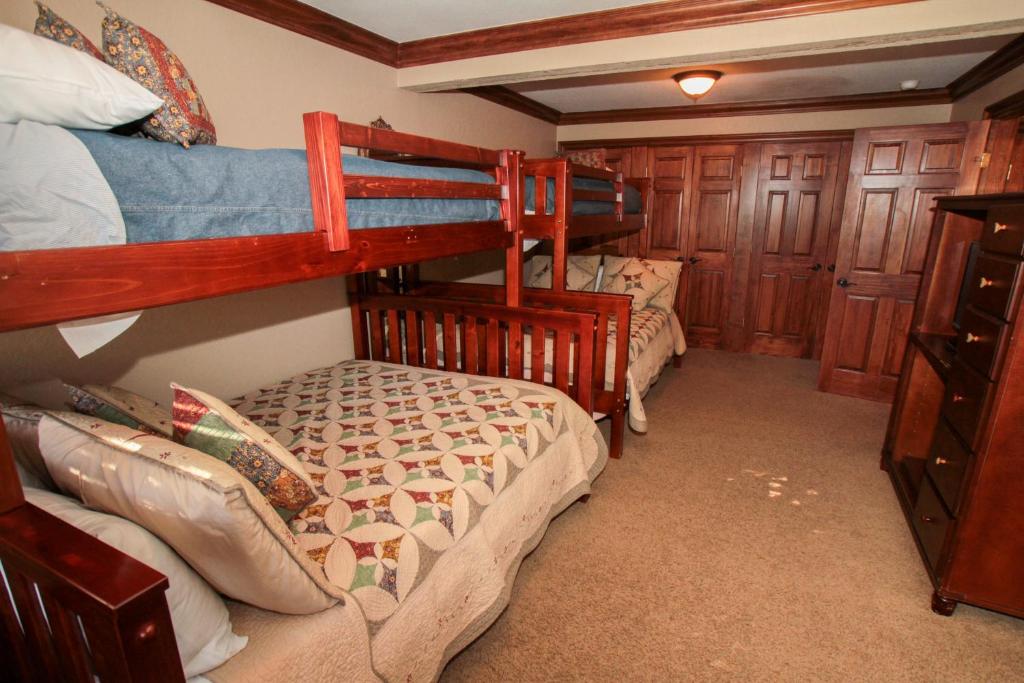 Mammoth Ski & Racquet Club #34 - image 3