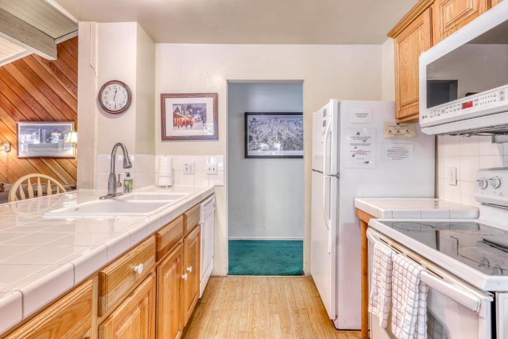 Sherwin Villas 44E - image 5