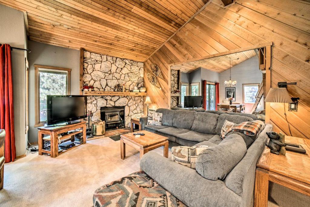 Renovated Mammoth Lakes Retreat with Private Balcony - main image