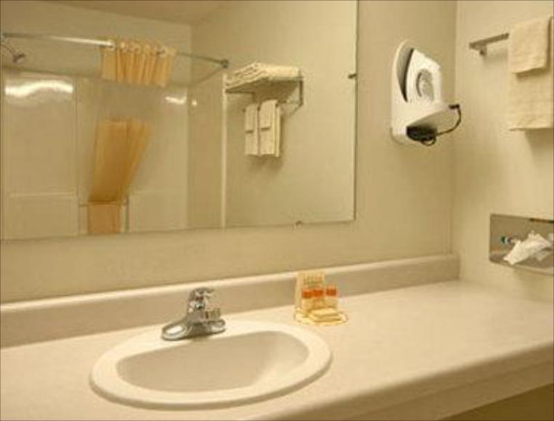 Days Inn by Wyndham Manchester - image 7