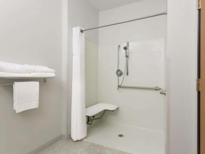 Days Inn by Wyndham Manchester - image 9