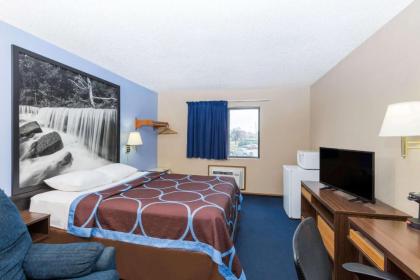 Super 8 by Wyndham Manhattan KS - image 10