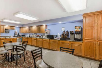 Super 8 by Wyndham Manhattan KS - image 15