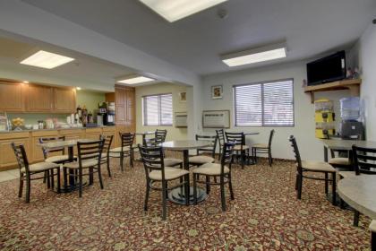 Super 8 by Wyndham Manhattan KS - image 2