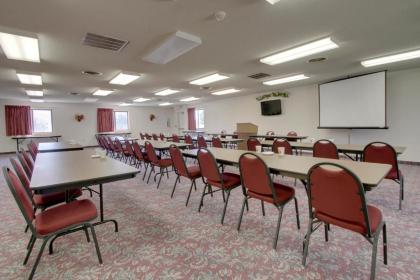 Super 8 by Wyndham Manhattan KS - image 3