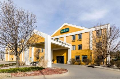Quality Inn & Suites Manhattan - image 1