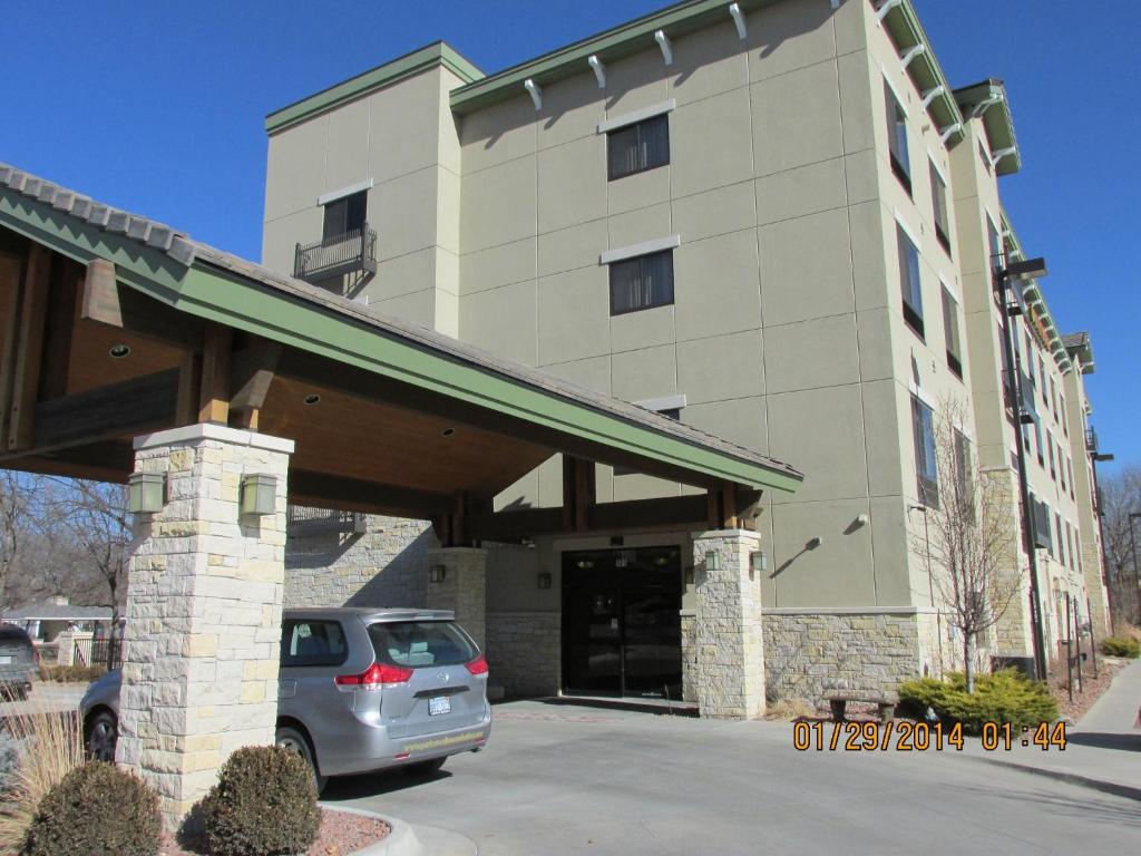 Parkwood Inn & Suites - image 3