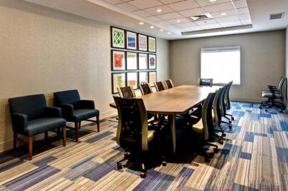 Holiday Inn Express & Suites Manhattan an IHG Hotel - image 4