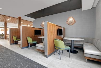 Courtyard by Marriott Manhattan - image 11