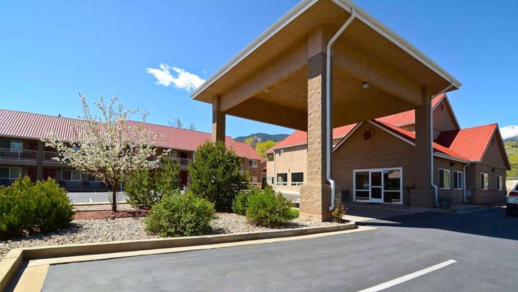 Magnuson Hotel Manitou Springs - image 3