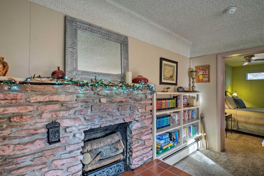 Colorful Bungalow By Pikes Peak and Garden of the Gods - image 3