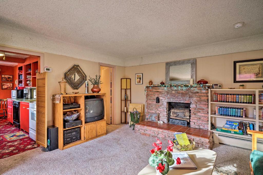 Colorful Bungalow By Pikes Peak and Garden of the Gods - image 7