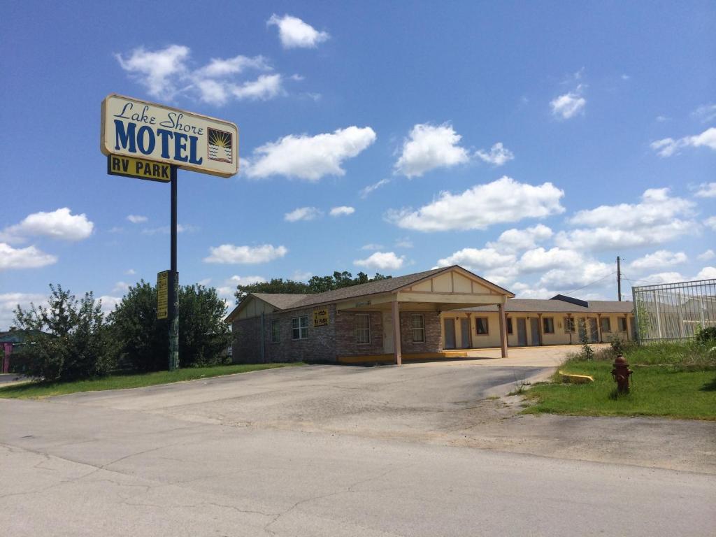 Lake Shore Motel - main image