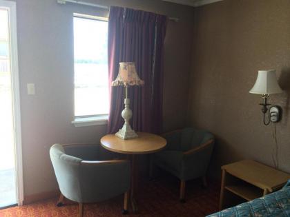 Lake Shore Motel - image 15