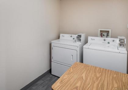 Red Roof Inn & Suites Austin East - Manor - image 12