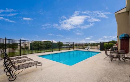 Red Roof Inn & Suites Austin East - Manor - image 4