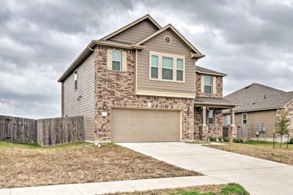 Suburban Family Home about 20 Minutes to Austin! - image 4
