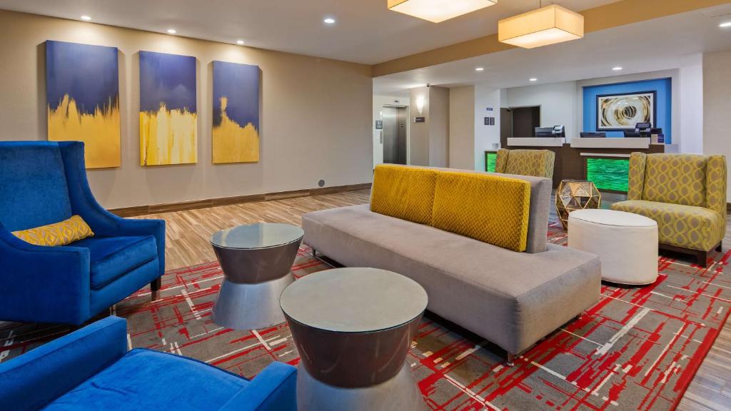 Best Western Plus Mansfield Inn and Suites - image 2